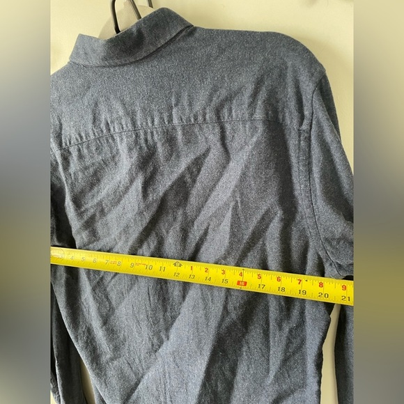 UNTUCKit, men’s large, dark blue soft flannel like cotton button down shirt EUC - Picture 4 of 6
